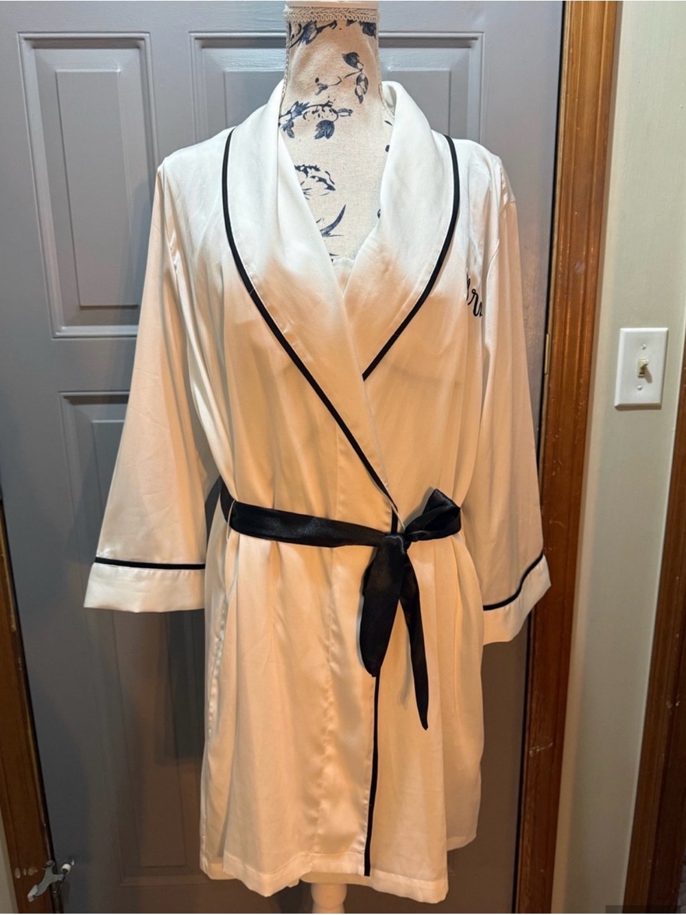 Kate Spade- White black “Mrs” satin robe with belt, XL